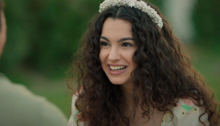 Kayalıklarda s&uuml;per minisiyle poz verdi! Beğeni yağdı
