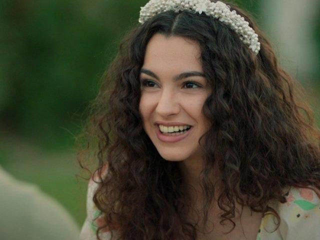 Kayalıklarda s&uuml;per minisiyle poz verdi! Beğeni yağdı