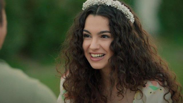 Kayalıklarda süper minisiyle poz verdi! Beğeni yağdı