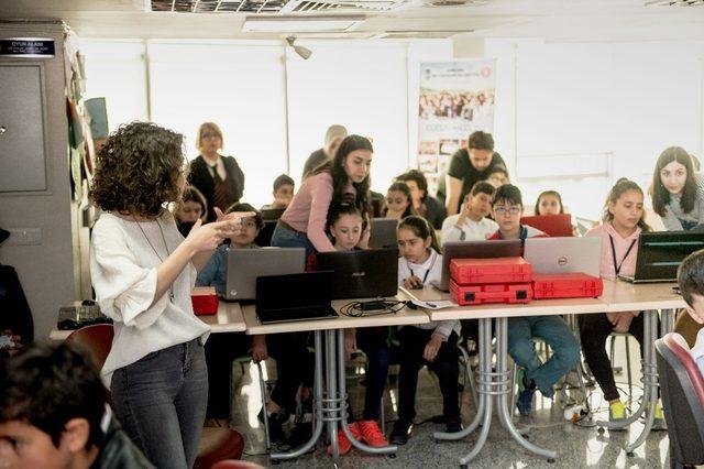 &Ccedil;ocuk Meclisinde robotik, kodlama ve &uuml;&ccedil; boyutlu tasarım eğitimi 1