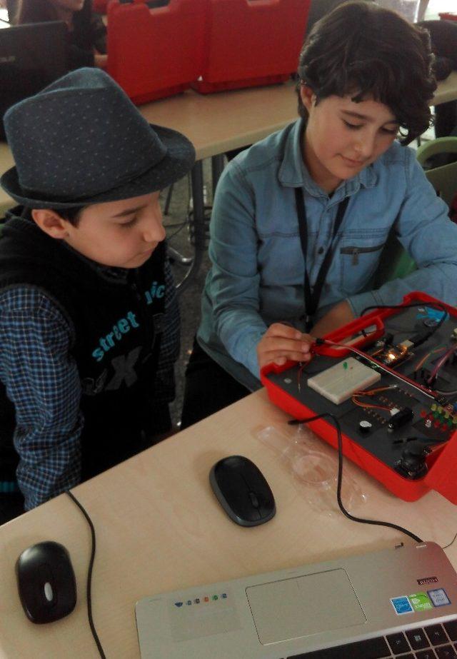&Ccedil;ocuk Meclisinde robotik, kodlama ve &uuml;&ccedil; boyutlu tasarım eğitimi 4