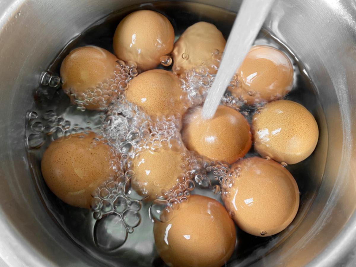 Haşlanmış yumurtayı 3 saniyede soymaya yarayan y&ouml;ntem 1