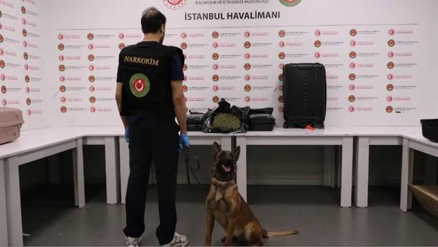 7 bin km &ouml;teden geldikleri İstanbul Havalimanı nda gafil avlandılar 3