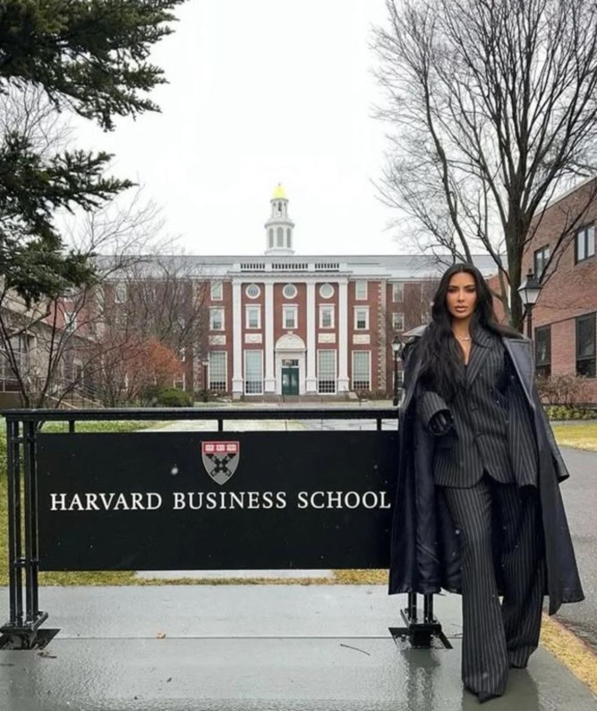 Kim Kardashian milyarder bir avukat olacaktı ama başaramadı! Baro sınavını ge&ccedil;emedi 2