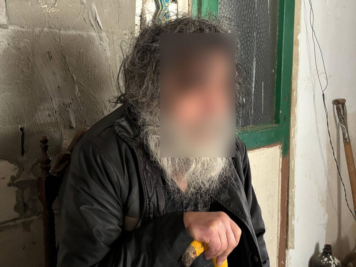 Kapısı a&ccedil;ılınca polis bile dondu kaldı: Tavana kadar &ccedil;&ouml;plerin arasından o &ccedil;ıktı! 1