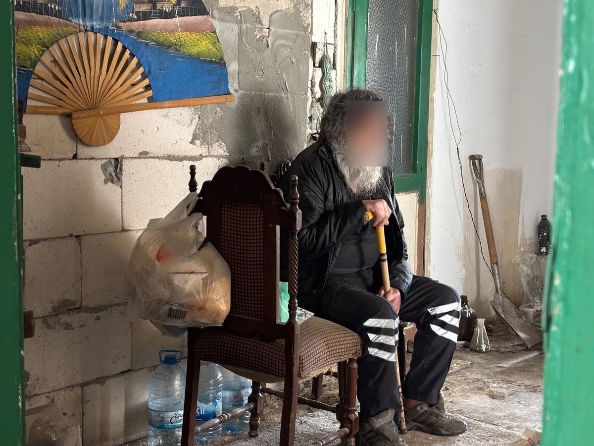 Kapısı a&ccedil;ılınca polis bile dondu kaldı: Tavana kadar &ccedil;&ouml;plerin arasından o &ccedil;ıktı! 2