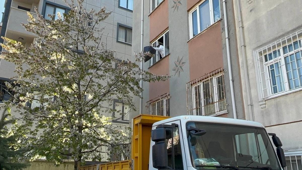 Kapısı a&ccedil;ılınca polis bile dondu kaldı: Tavana kadar &ccedil;&ouml;plerin arasından o &ccedil;ıktı! 3