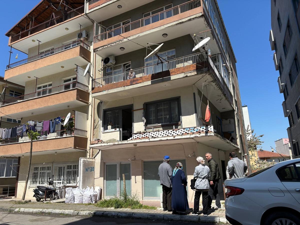 Kapısı a&ccedil;ılınca polis bile dondu kaldı: Tavana kadar &ccedil;&ouml;plerin arasından o &ccedil;ıktı! 4