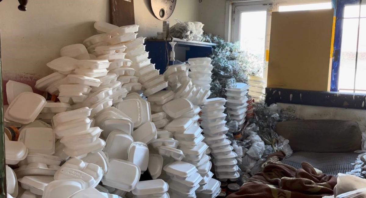 Kapısı a&ccedil;ılınca polis bile dondu kaldı: Tavana kadar &ccedil;&ouml;plerin arasından o &ccedil;ıktı! 7