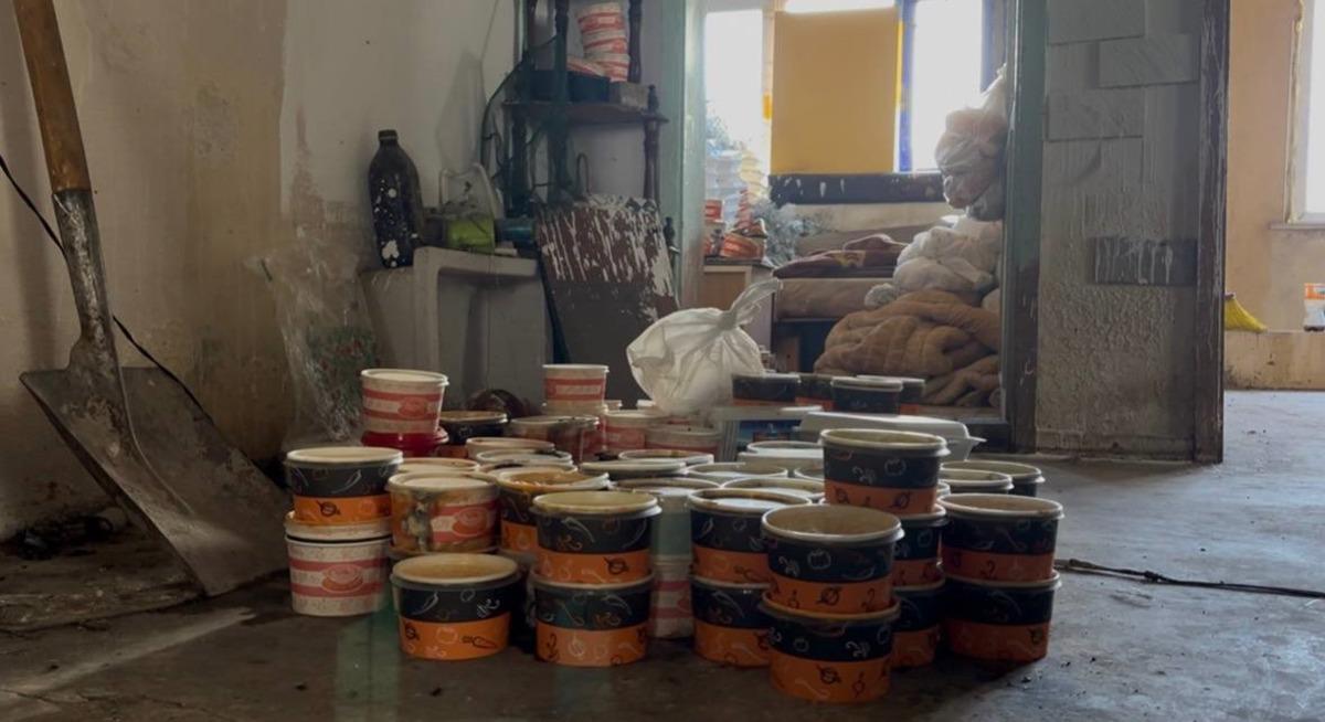 Kapısı a&ccedil;ılınca polis bile dondu kaldı: Tavana kadar &ccedil;&ouml;plerin arasından o &ccedil;ıktı! 8