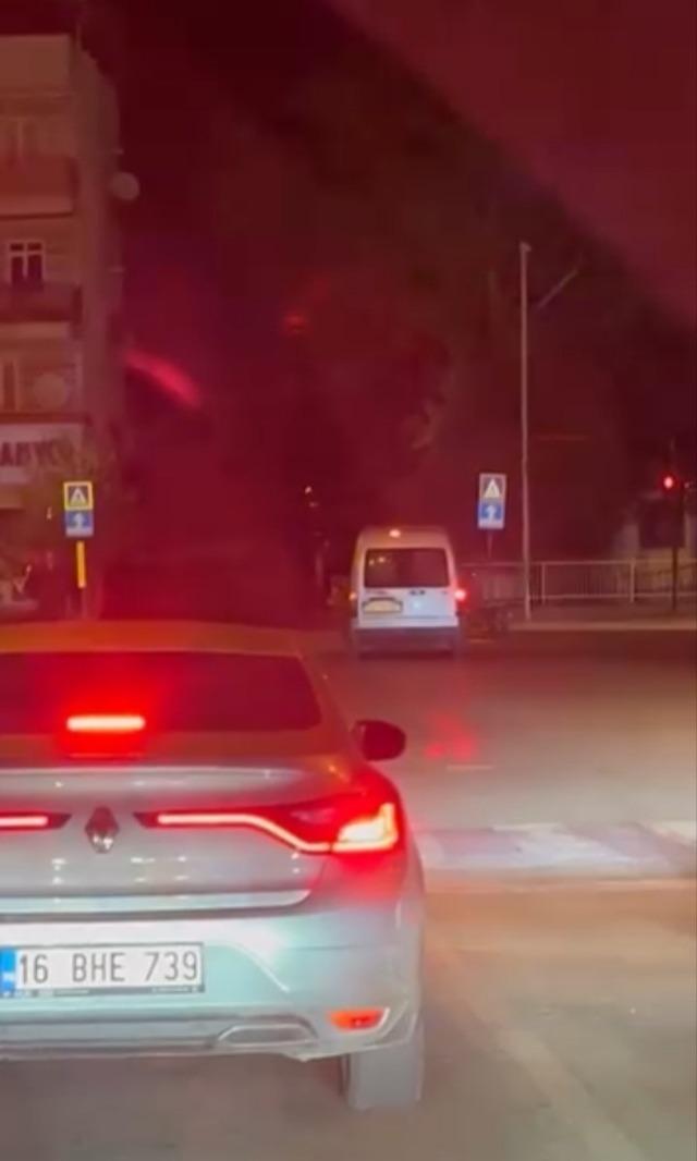 Bursa&rsquo;da ters şeride giren hafif ticari ara&ccedil; trafiği tehlikeye attı 4