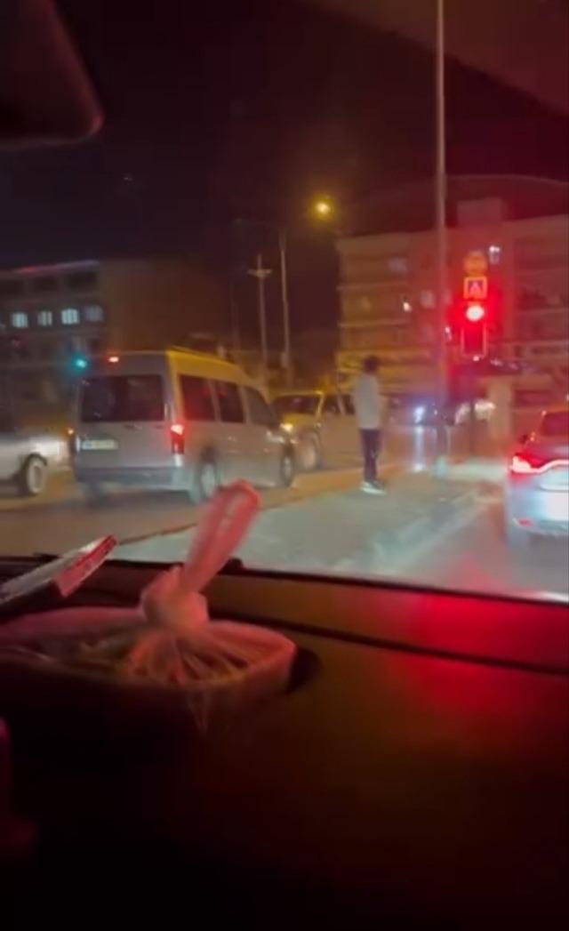 Bursa&rsquo;da ters şeride giren hafif ticari ara&ccedil; trafiği tehlikeye attı 3