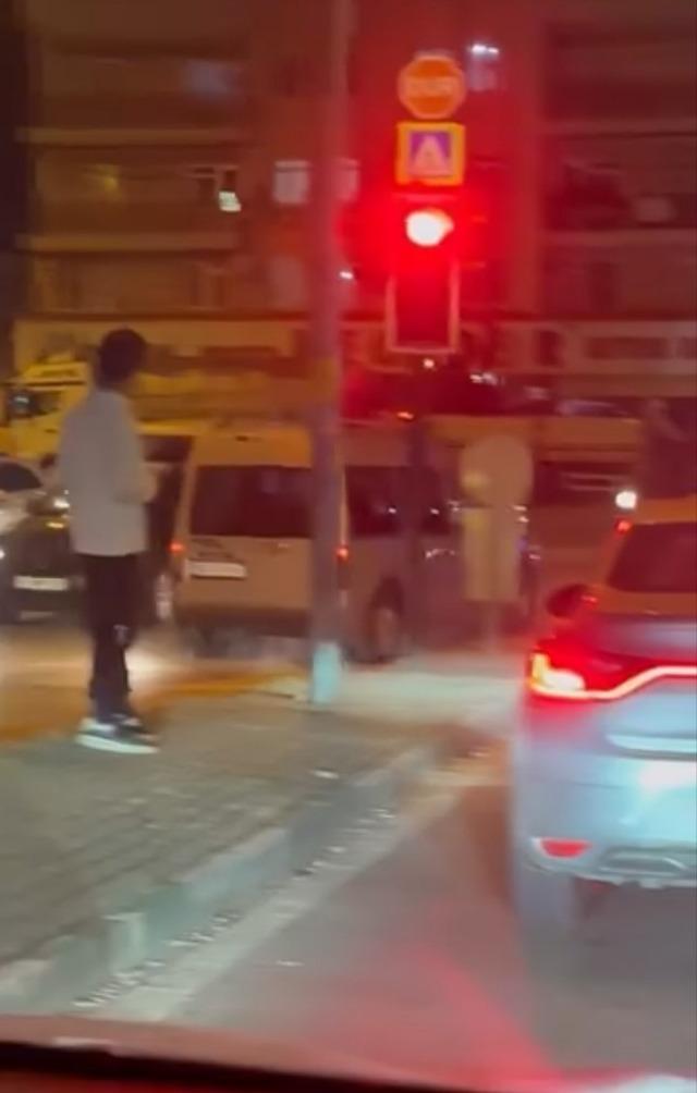 Bursa&rsquo;da ters şeride giren hafif ticari ara&ccedil; trafiği tehlikeye attı 2