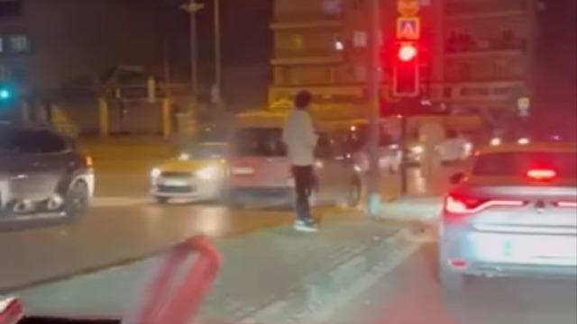 Bursa’da ters şeride giren hafif ticari araç trafiği tehlikeye attı