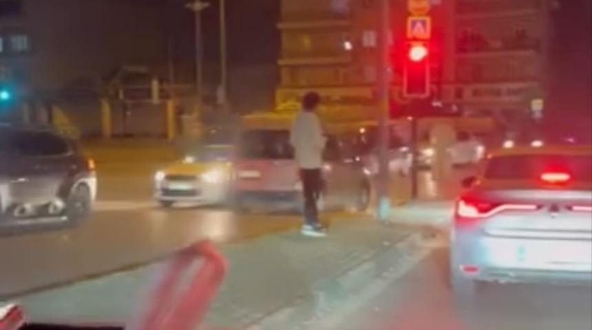 Bursa&rsquo;da ters şeride giren hafif ticari ara&ccedil; trafiği tehlikeye attı
