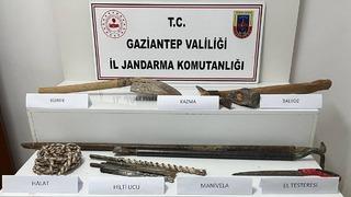 Gaziantep’te kaçak kazı yapan 2 şahsı jandarma yakaladı