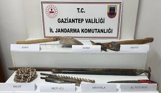 Gaziantep&rsquo;te ka&ccedil;ak kazı yapan 2 şahsı jandarma yakaladı
