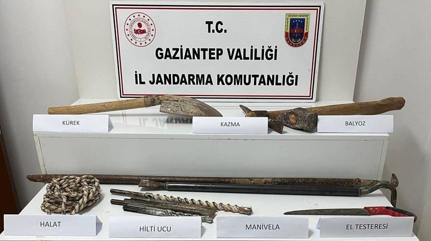 Gaziantep&rsquo;te ka&ccedil;ak kazı yapan 2 şahsı jandarma yakaladı