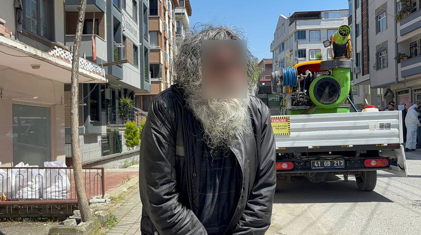 Kapısı a&ccedil;ılınca polis bile dondu kaldı: Tavana kadar &ccedil;&ouml;plerin arasından o &ccedil;ıktı!