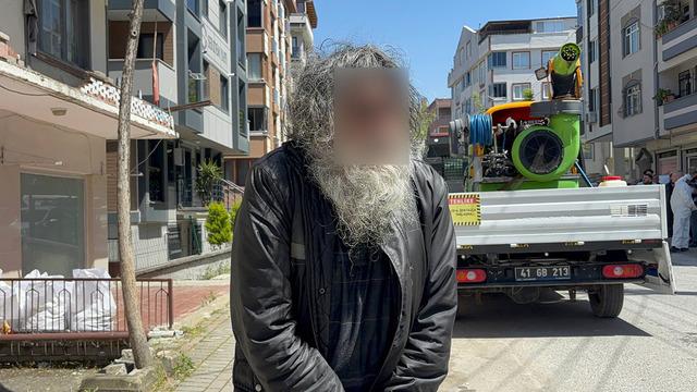 Kapısı açılınca polis bile dondu kaldı: Tavana kadar çöplerin arasından o çıktı!