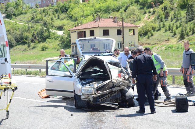 Otomobil kamyonete çarptı; 1 yaralı