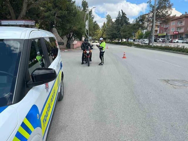 Burdur&rsquo;da 383 ara&ccedil; ve s&uuml;r&uuml;c&uuml;s&uuml; kontrol edildi 1