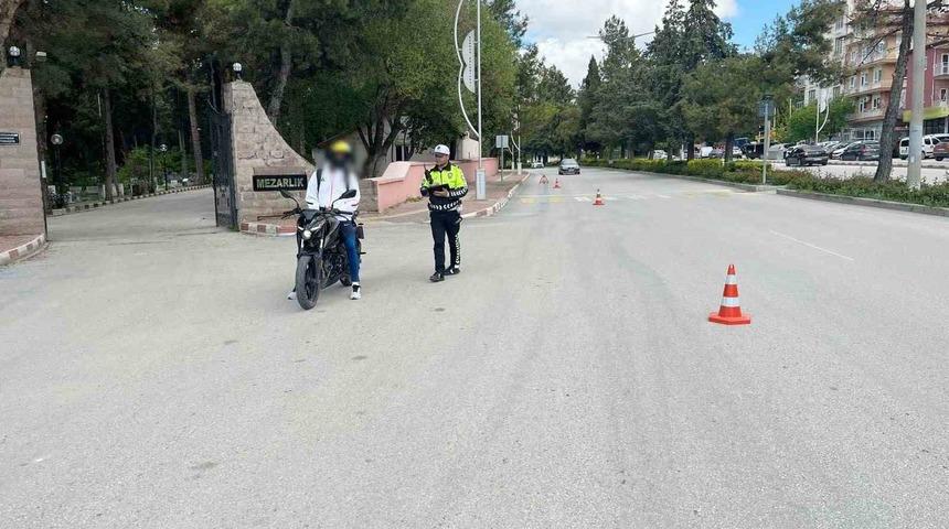 Burdur&rsquo;da 383 ara&ccedil; ve s&uuml;r&uuml;c&uuml;s&uuml; kontrol edildi