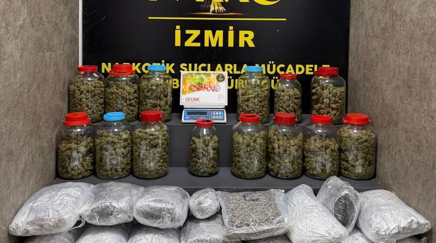 İzmir&rsquo;de zehir tacirlerine operasyon: 4 ş&uuml;pheli tutuklandı