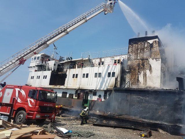 Karaya oturup ikiye bölünen gemide yangın çıktı