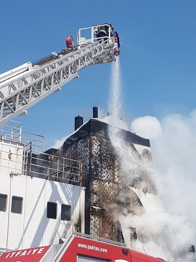 Karaya oturup ikiye bölünen gemide yangın çıktı