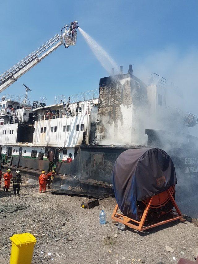 Karaya oturup ikiye bölünen gemide yangın çıktı