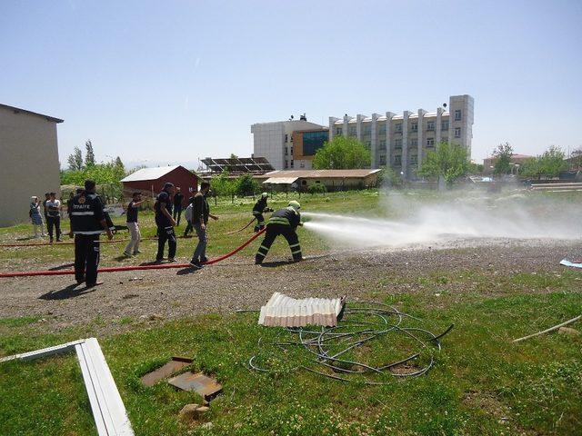 Bingöl’de geleceğin itfaiyecilerine uygulamalı eğitim