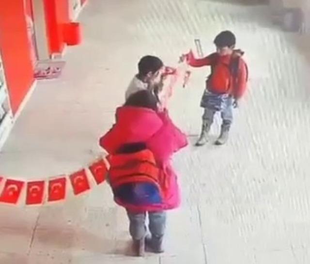 Minik öğrencilerin duygulandıran Türk bayrağı hassasiyeti...