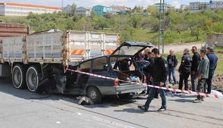 Kamyonun altına giren otomobildeki anne &ouml;ld&uuml;, oğlu ağır yaralandı