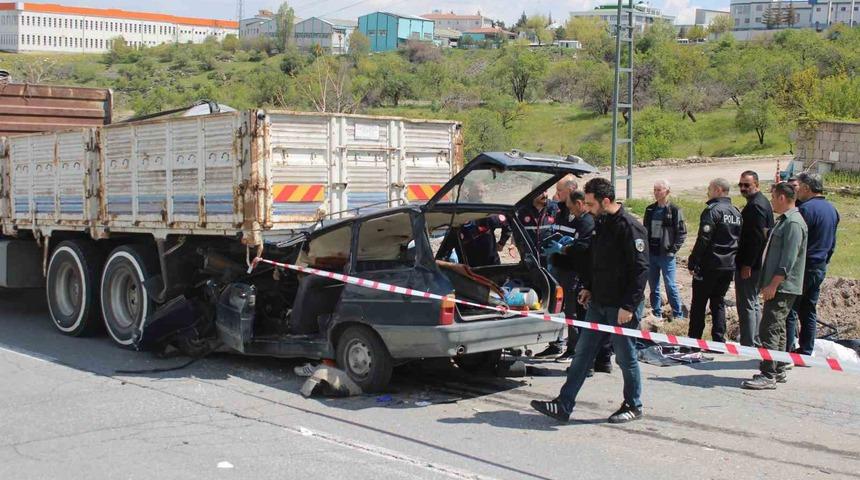 Kamyonun altına giren otomobildeki anne &ouml;ld&uuml;, oğlu ağır yaralandı