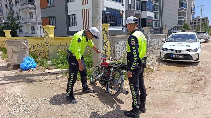 Polisten ka&ccedil;an motosiklet s&uuml;r&uuml;c&uuml;s&uuml;ne rekor ceza