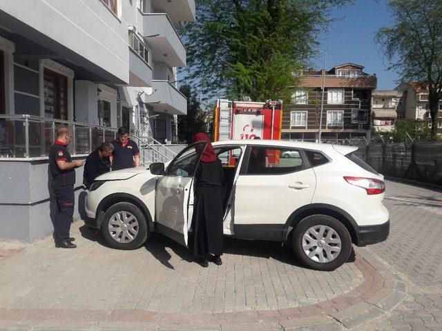 Aracının motoruna sıkışan yavru kediyi sahiplendi