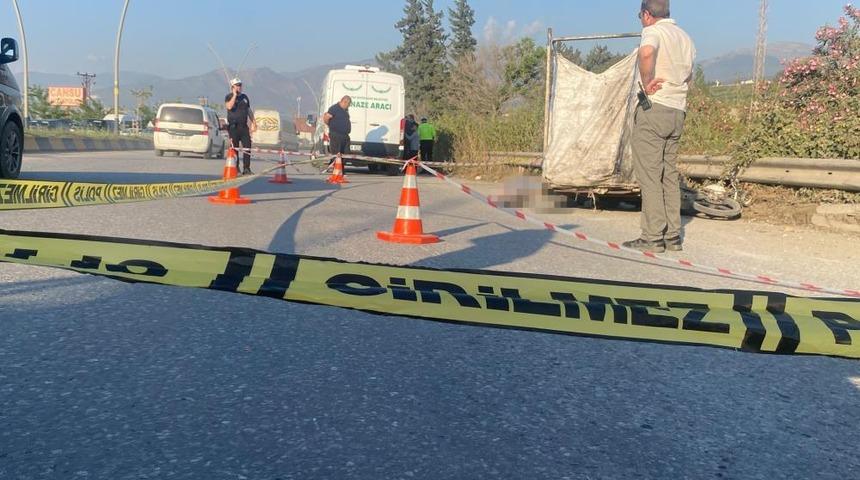 Hatay'da feci kaza: Tırla &ccedil;arpışan motosikletin s&uuml;r&uuml;c&uuml;s&uuml; hayatını kaybetti