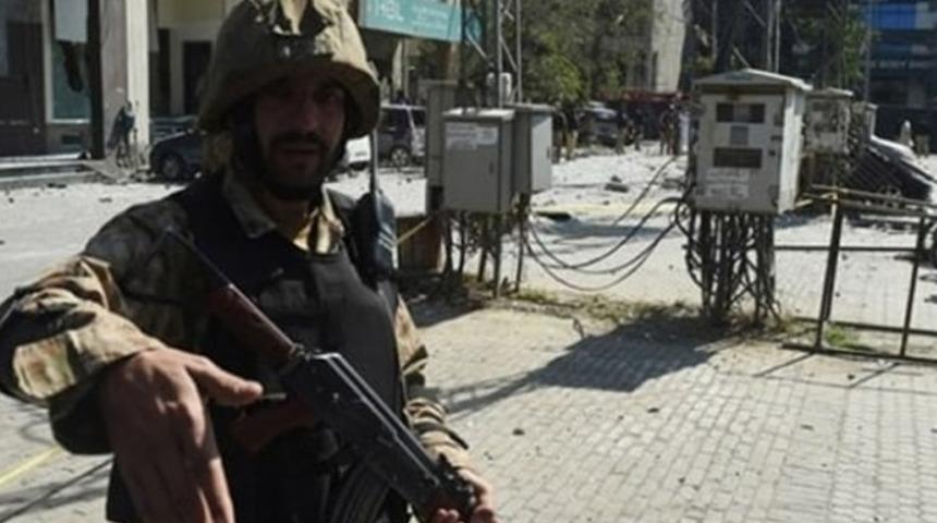 Pakistan'da üç intihar saldırısı birden! Ölü ve yaralılar var