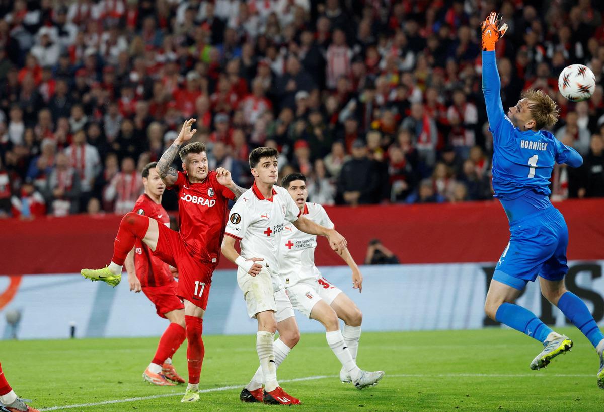 UEFA Avrupa Ligi nde finalin adı belli oldu: Freiburg- Aston Villa  3