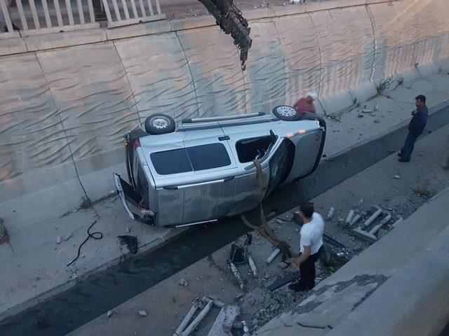 Otomobilin dereye uçtu; sürücü hafif yaralandı