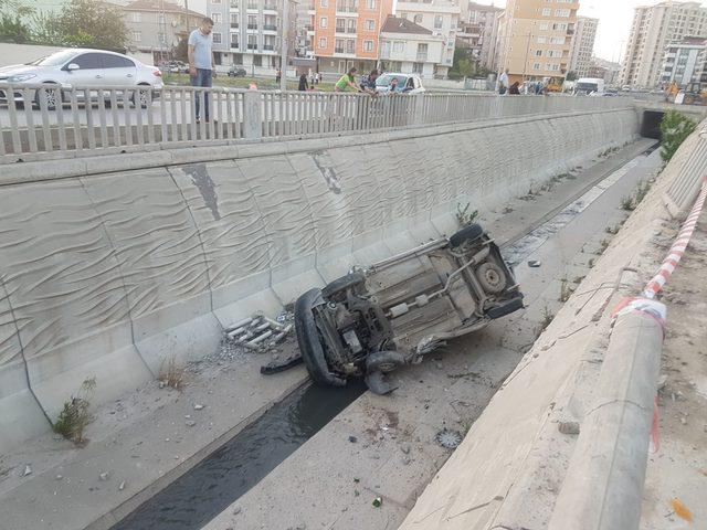 Otomobilin dereye uçtu; sürücü hafif yaralandı