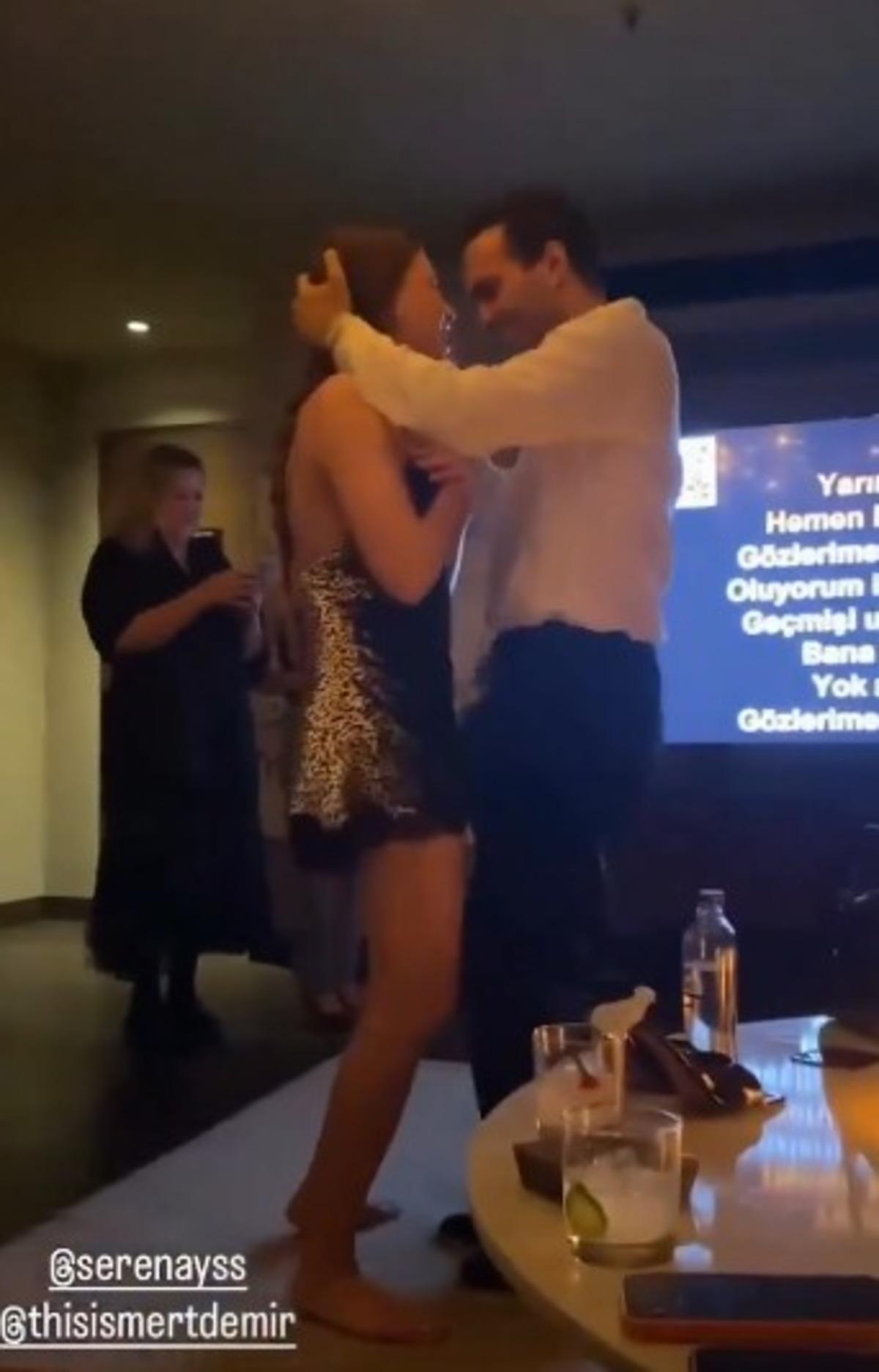 Serenay Sarıkaya ve Mert Demir aşka geldi! Romantik dansları g&uuml;ndemde 2