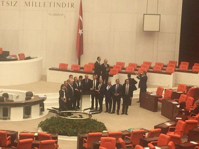 Milletvekilleri Genel Kurulu oturumu bittikten sonra fotoğraf çektirdiler