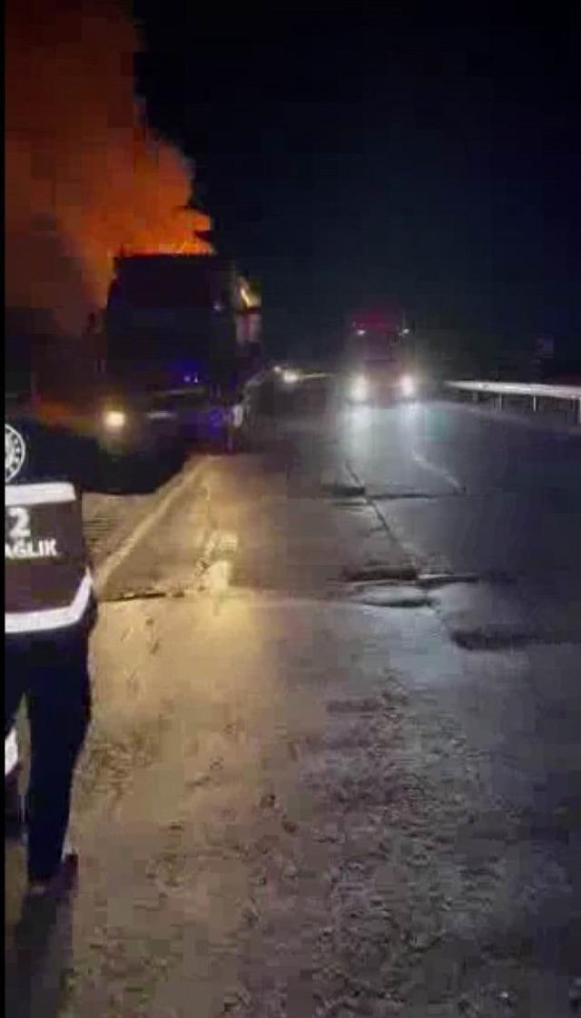 Diyarbakır&rsquo;da seyir halindeki tır alevlere teslim oldu 2