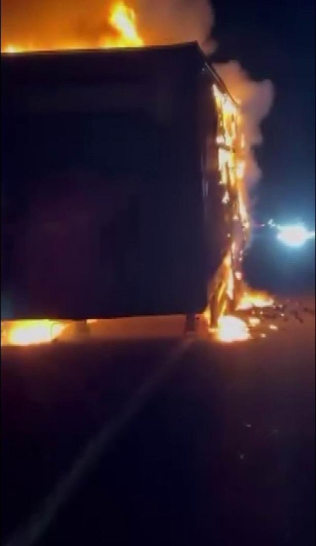Diyarbakır&rsquo;da seyir halindeki tır alevlere teslim oldu 1