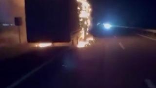 Diyarbakır’da seyir halindeki tır alevlere teslim oldu