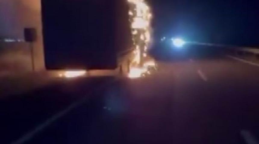 Diyarbakır&rsquo;da seyir halindeki tır alevlere teslim oldu