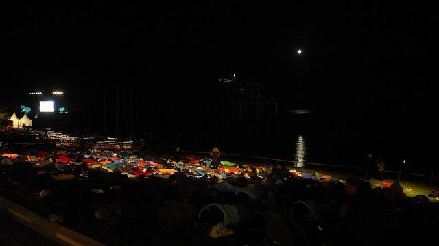 Anzaklar uyku tulumlarının içerisinde ayini bekliyor