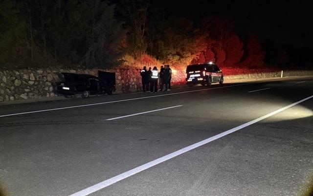 Alkoll&uuml; s&uuml;r&uuml;c&uuml;n&uuml;n kullandığı otomobil istinat duvarına &ccedil;arptı: 2 yaralı 3